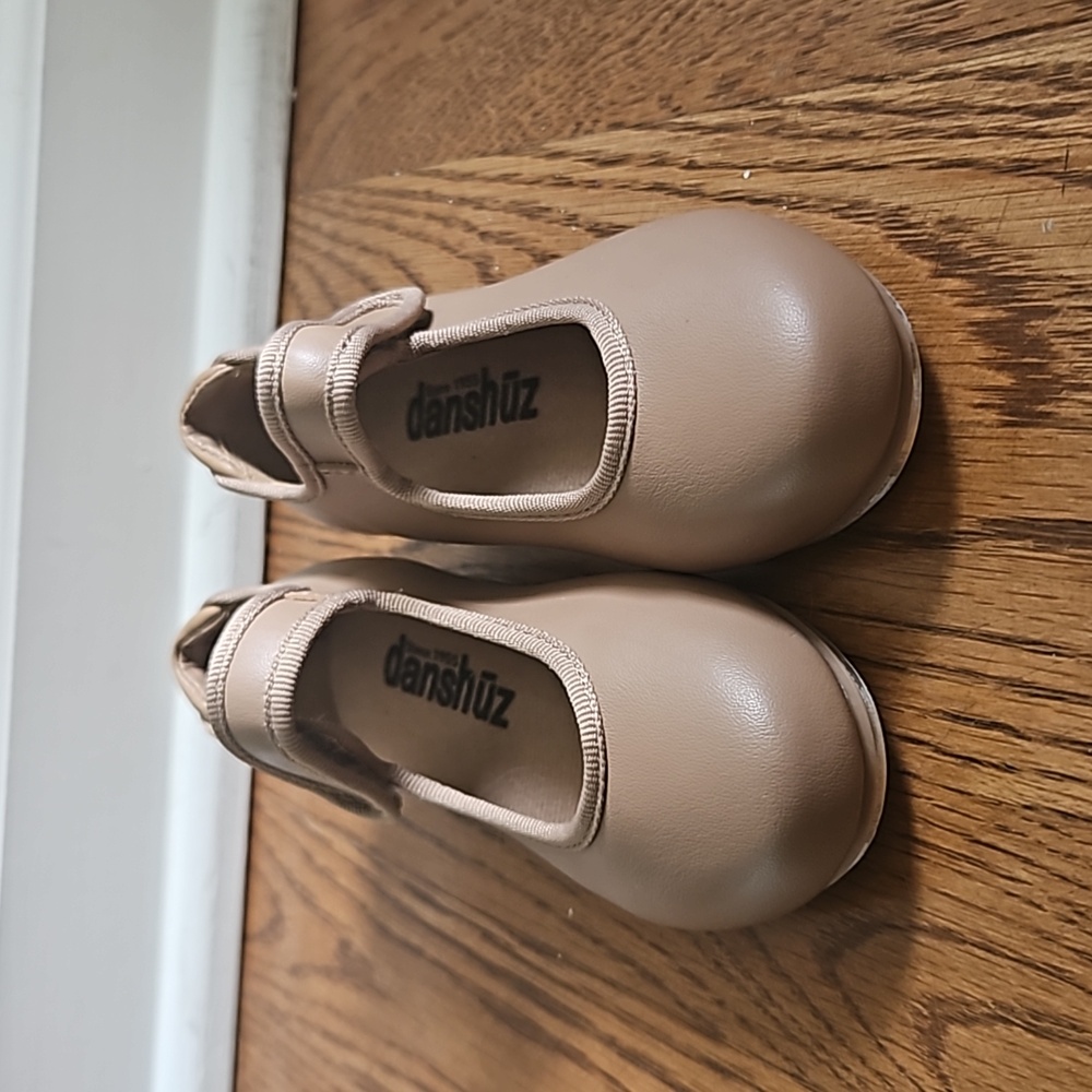 Girls Tan Danshuz Tap Dance Shoes.  Size 9.